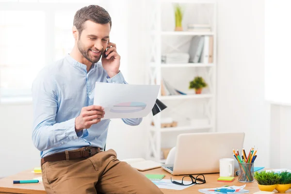 Mannen i skjorta talar i telefon — Stockfoto