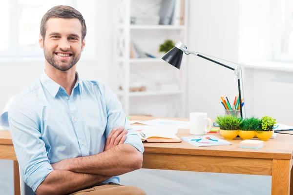 Mann im Hemd sitzt am Arbeitsplatz — Stockfoto