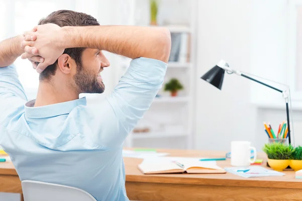 Uomo seduto sul posto di lavoro — Foto Stock