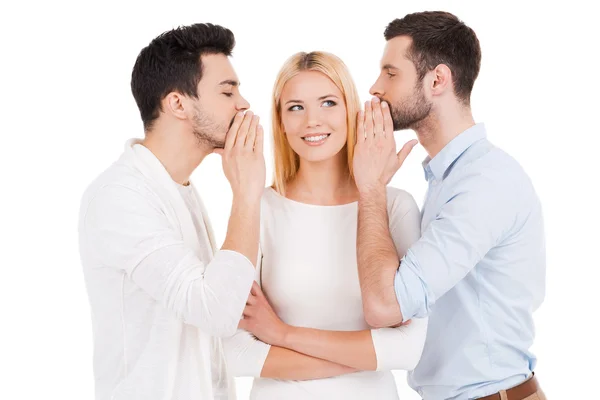 Homens dizendo fofocas para a mulher — Fotografia de Stock