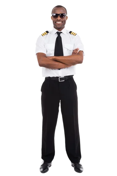 Piloto masculino de uniforme mantendo os braços cruzados — Fotografia de Stock