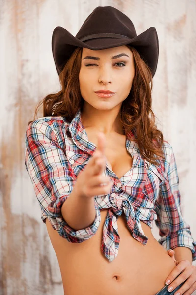 Unga cowgirl gestikulerande och blinka — Stockfoto