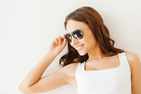 Mujer ajustando sus gafas —  Fotos de Stock