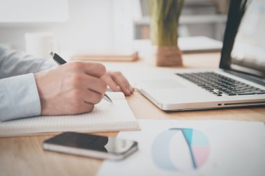 Acil bazı notlar yapma. Onun çalışma evinde otururken bir şey onun not defterinde yazıyor adam Close-Up 