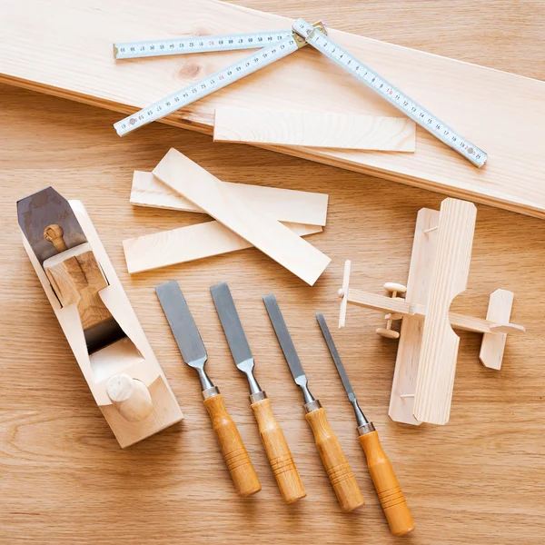 Vielfältige Arbeitswerkzeuge für die Holzindustrie — Stockfoto