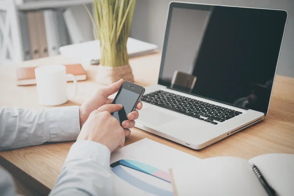 Uomo in possesso di telefono cellulare — Foto Stock