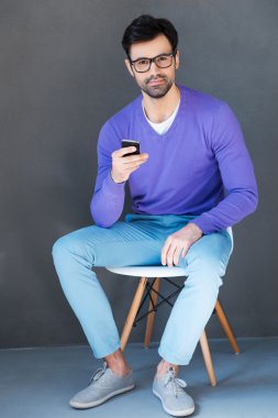 genç adam tutarak cep telefonu