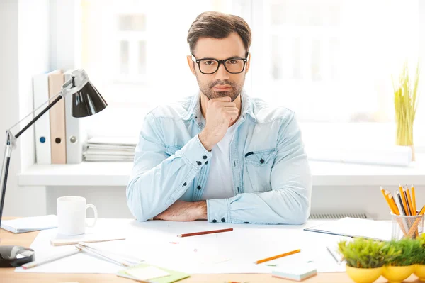 Uomo seduto al suo posto di lavoro — Foto Stock