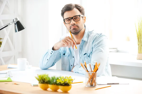 Uomo in camicia e occhiali che tiene la matita — Foto Stock