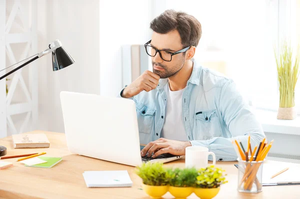 Чоловік у сорочці та окулярах працює на ноутбуці — стокове фото