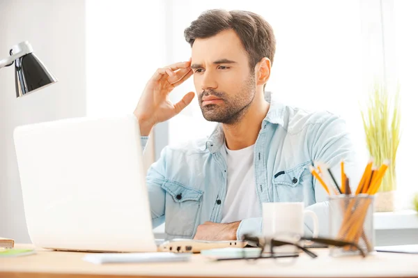 Uomo che lavora sul computer portatile — Foto Stock