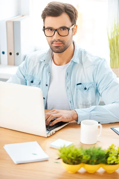 Homem de camisa e óculos trabalhando no laptop — Fotografia de Stock