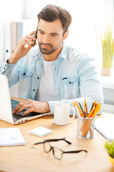 Homem de camisa a falar ao telefone — Fotografia de Stock