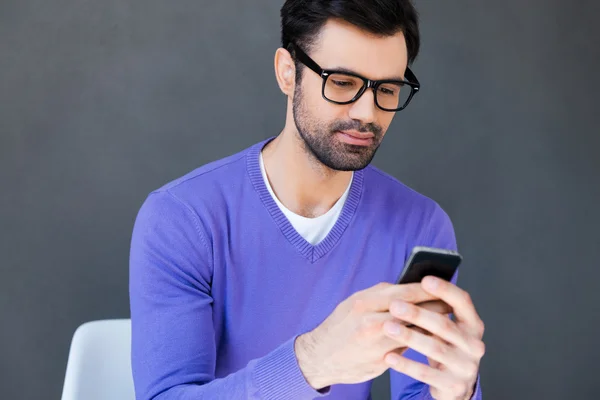 Young man holding mobile phone — Stock Photo, Image