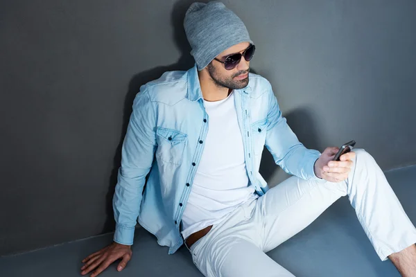 Man in eyewear holding mobile phone — Stock Photo, Image