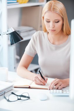Kadın bir şey ofiste yazma