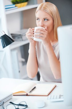 ofiste kahve içme kadın