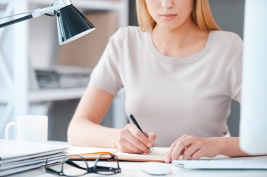 Kadın onun çalışma evinde bir şeyler yazıyor