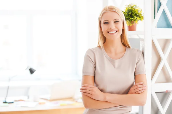 Vrouw leunend op de plank in office — Stockfoto