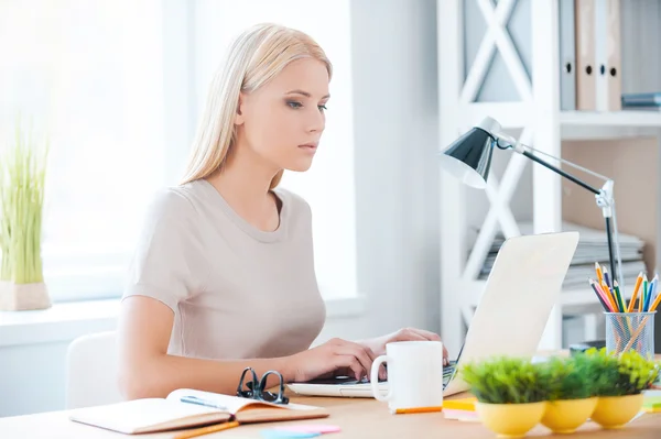 Kobieta pracująca na laptopie w biurze — Zdjęcie stockowe
