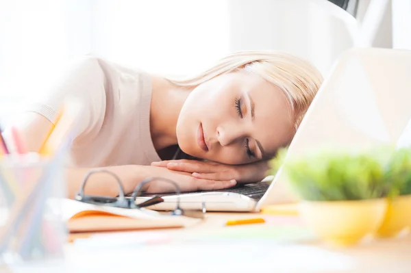 Frau schläft am Arbeitsplatz im Büro — Stockfoto