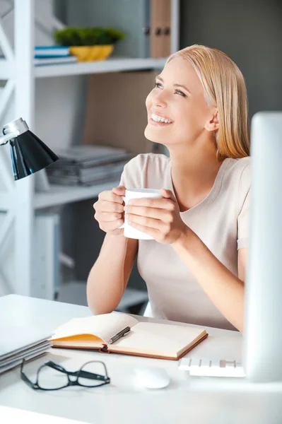 Frau mit Pokal am Arbeitsplatz — Stockfoto