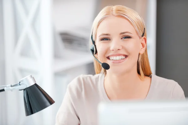 Gelukkig jonge vrouw in hoofdtelefoon — Stockfoto