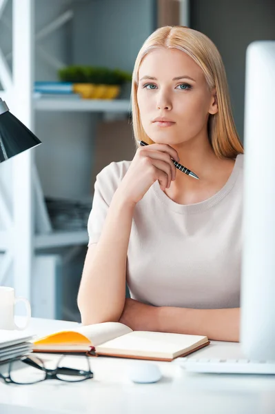 Kobieta siedzi w miejscu pracy w biurze — Zdjęcie stockowe