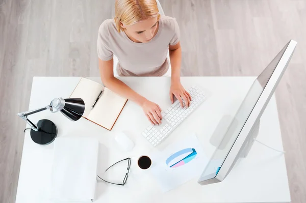 Mujer rubia trabajando en la computadora — Foto de Stock