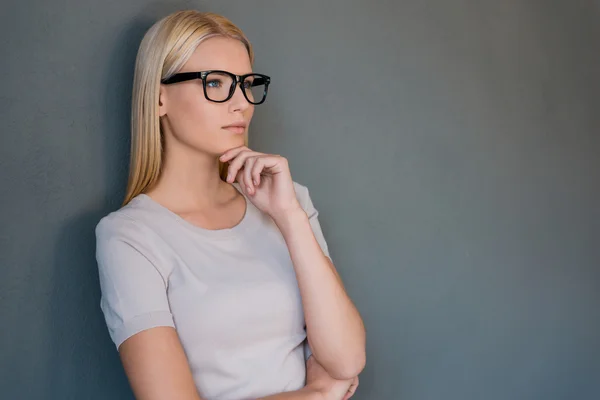 Omtänksamma unga blonda hår kvinna — Stockfoto