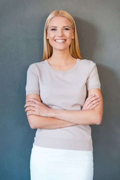 Blond hair woman keeping arms crossed — Stock Photo, Image