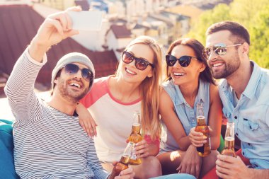 Selfie yapma ve gülümseyen insanlar