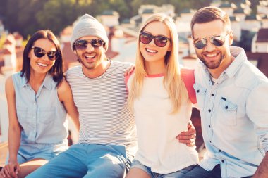 Çatıda oturan neşeli insanlar