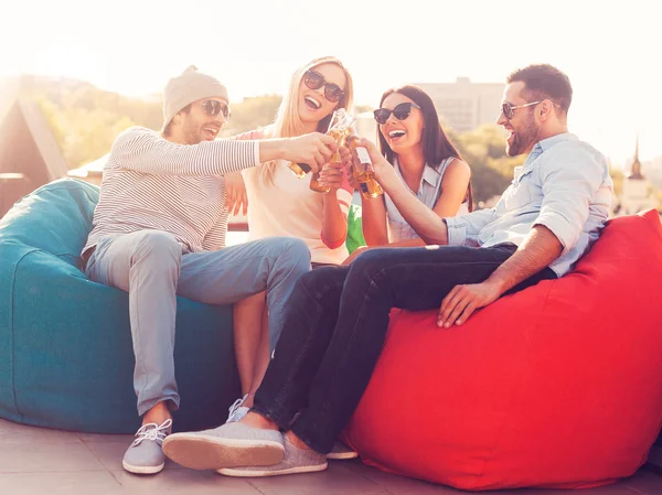 Des gens joyeux applaudissant avec de la bière — Photo