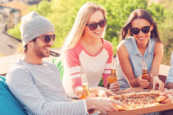 Pessoas que comem pizza e bebem cerveja — Fotografia de Stock