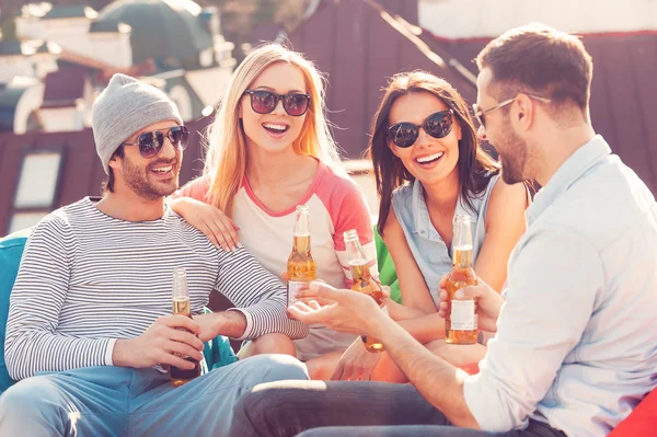 Pessoas conversando e bebendo cerveja — Fotografia de Stock