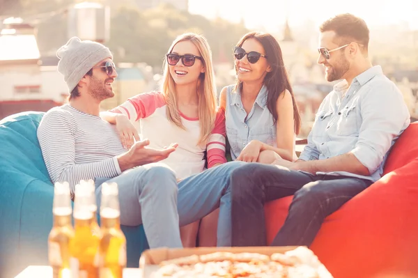 La gente charlando mientras está sentada en bolsas de frijoles — Foto de Stock