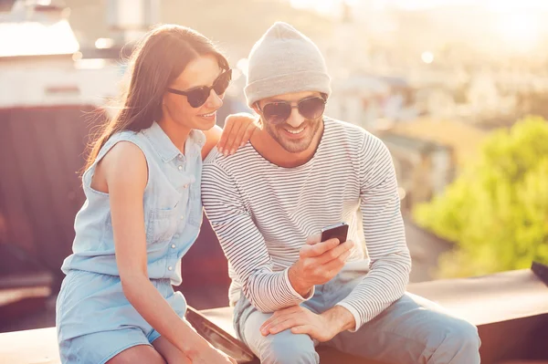 Casal olhando para o telefone móvel juntos — Fotografia de Stock