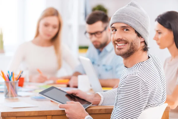 Mann mit digitalem Tablet im Amt — Stockfoto