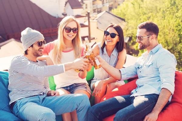 Gente alegre animando con cerveza — Foto de Stock