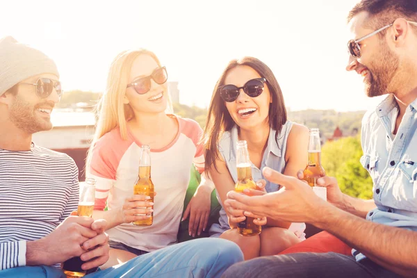 Gente charlando y bebiendo cerveza — Foto de Stock