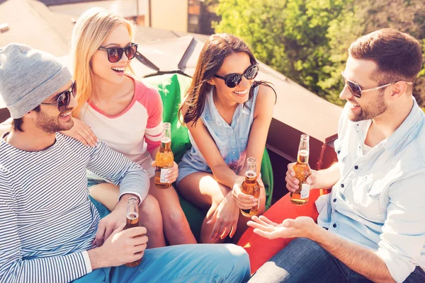 Pessoas alegres conversando e bebendo cerveja — Fotografia de Stock