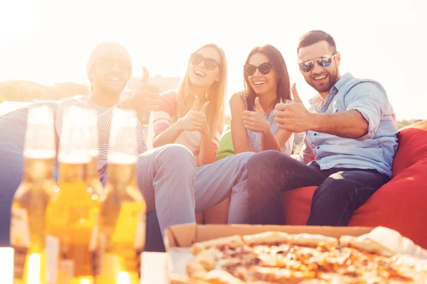 Pessoas mostrando polegares com pizza e cerveja — Fotografia de Stock