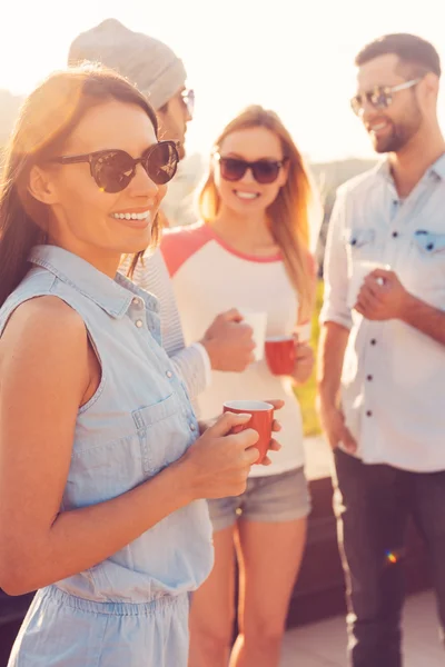 Jonge vrouw met koffiebeker — Stockfoto