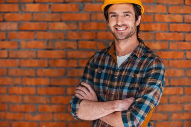 Kask gülümseyen genç adam