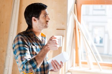 Kahve fincanı atölyesinde tutan adam