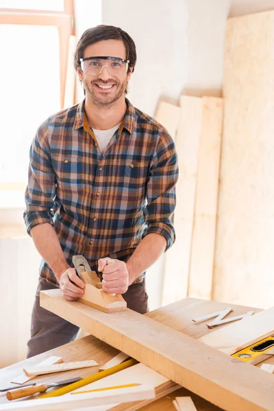 Carpinteiro trabalhando com madeira em oficina — Fotografia de Stock