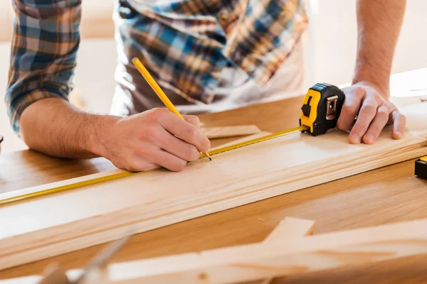 Carpenter making measurements — Stock Photo, Image