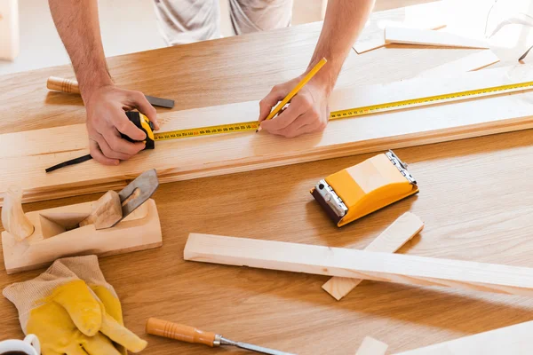 Tischler macht Messungen — Stockfoto