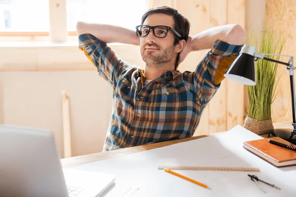 Man holding head in hands at working place — Stock Photo, Image